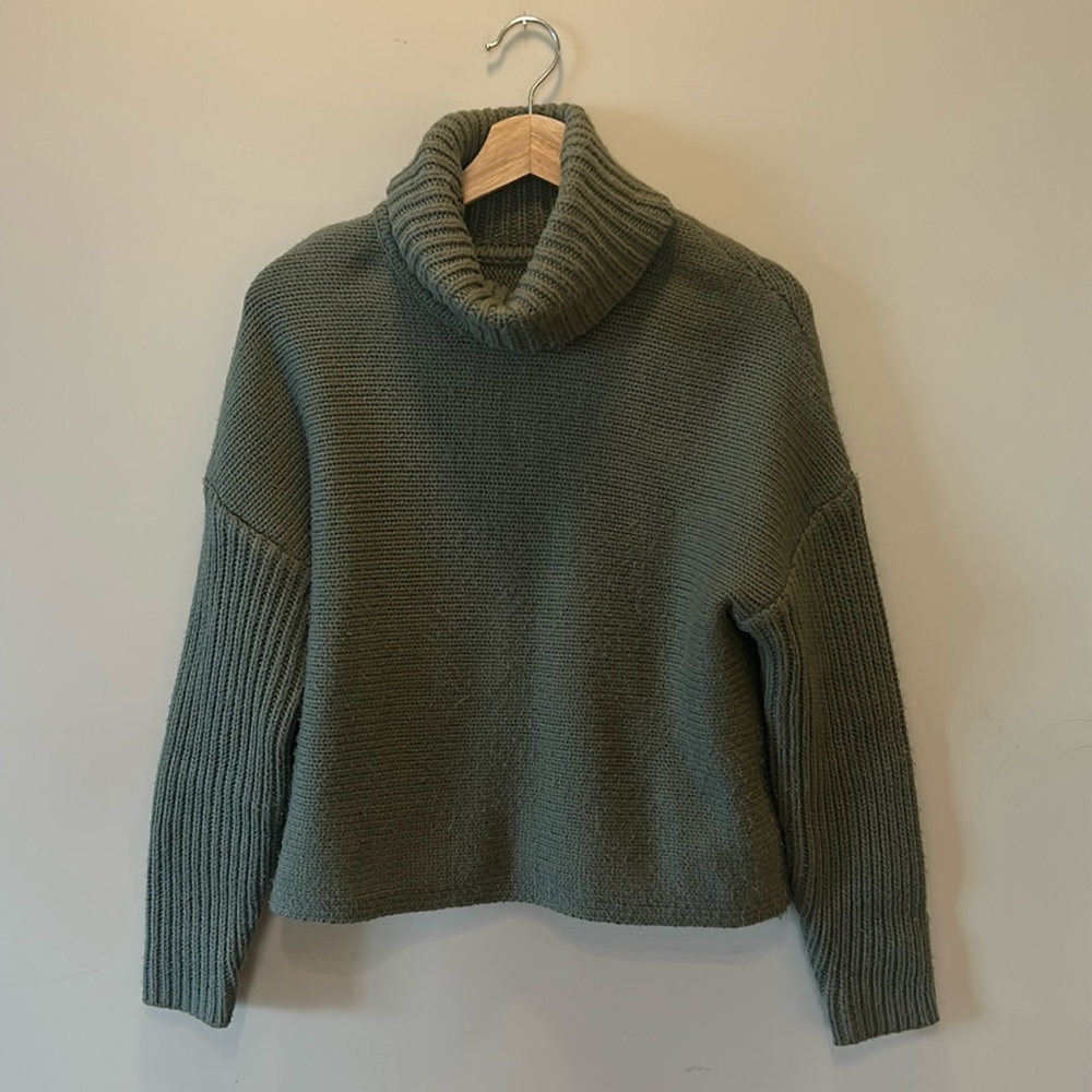 Ribbed Loose Cropped Turtleneck